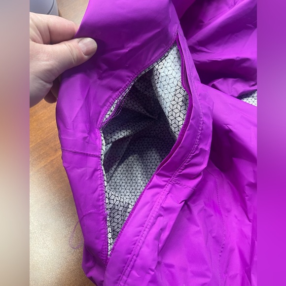 Large Columbia rain Jacket - Picture 5 of 8